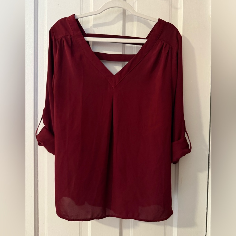 41 HAWTHORN burgundy red vneck blouse top with back cutout size M